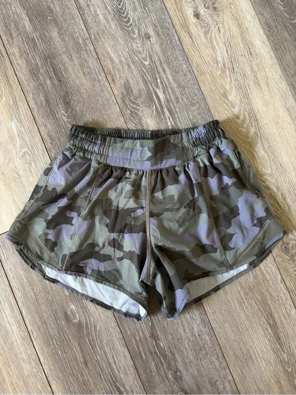 Lululemon Hotty Hot Short II Size 4 Low Rise 4 Inch